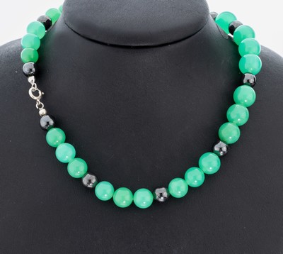 Chrysopras-Hämatit-Collier, Chrysopras- undHämatit-Kugeln, D. ca. 8 bzw. 11 mm, Schließe versilbert, L. ca. 47 cm