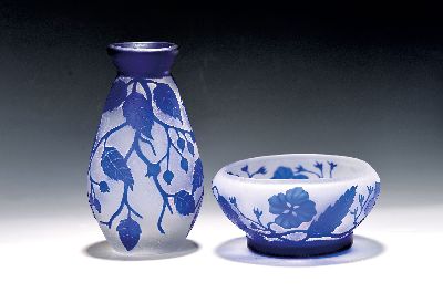 Vase und Schale, Cameo-Vasen, 20. Jh., farbloses Glas, blau überfangen, signiert, H. ca. 20.5 cm, H. 8 cm, D. 16 cm