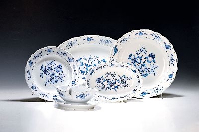 Tafelservice, Meissen, 2. Hälfte, 20. Jh., Porzellan, für 12 Personen, 12 Suppenteller, 12 Menueteller, 12 Dessert-/Vorspeiseteller D. 21.5 cm, ...