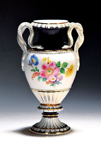 Doppelhenkel-Schlangenvase, 20. Jh., beidseitige Blumenbukettmalerei, partiell kobaltblau staffiert, H. 27 cm, Goldstaffage
