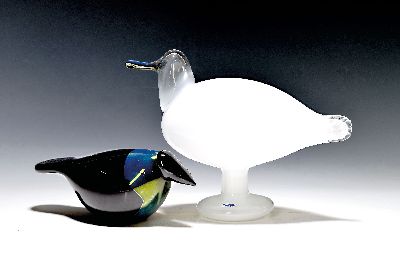 Zwei Glasfiguren, Nuutajärvi, Oiva Toikka, sog. Toikka-Birds, wohl Möwe u. kleine Krähe, großer Vogel: farbloses Glas, weißer Innenüberfang, ...