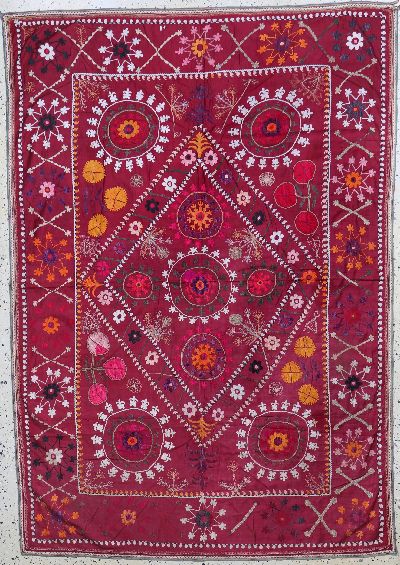 Seidenstickerei antik, Uzbekistan, um 1900,Seidenstickerei auf Seide, ca. 188 x 140 cm, Reinigungsbedürftig, EHZ: 2(restauriert)