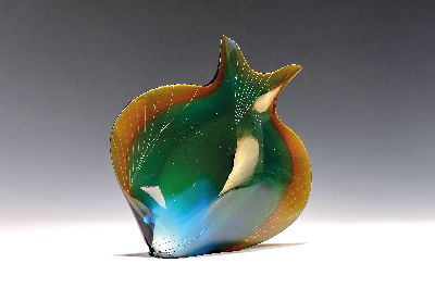 Glasfigur, Exbor, 20. Jh., farbloses Glas mit gelbem, grünem und blauen Innenüberfängen, Fisch, wohl Skalar, graviert, aufwendige, hochwertige ...