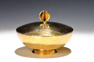Deckeldose, Mitte 20.Jh., Vermeil-Dose, reine Treibarbeit, vergoldet, aufgefächerter Kugelabschluß, ca. 295 g, H. 10 cm, D.12.5 cm