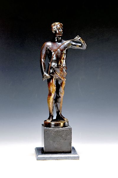 Otto Hoffmann, 1885- 1915, Bronzefigur, Fechter, auf runder Plinthe, signiert, Marmorsockel rissig bzw. Gebr.-schäden, Gesamthöhe ca 31.5 cm
