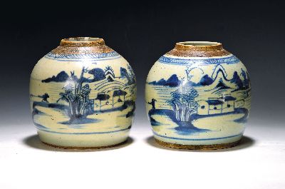 Paar Ingwertöpfe, China, um 1880, blaue Bemalung, umlaufende Landschaften, ohne Deckel, H. ca. 15 cm