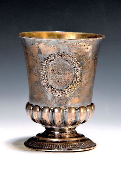 Silberpokal, zum Andenken 1837, 13lötiges Silber, im erhabenen Eichenkranz Widmung und Datierung, H. ca. 12.5 cm, l. Gebr.-spuren, stärker ...
