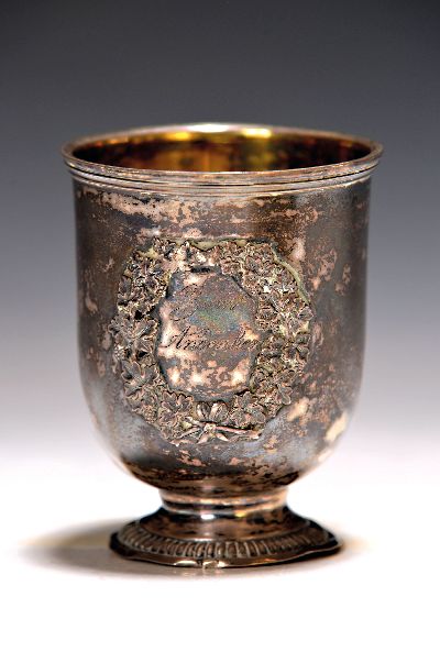 Silberbecher, wohl Spätbiedermeier um 1840, erhabener Weinlaubkranz, innen mit Widmung zum Andenken, profilierte Lippe, innen vergoldet, H. ca. 8.8 ...