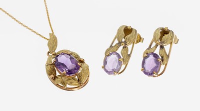 18 kt Gold Amethyst-Schmuckset, GG 750/000,best. aus: Anhänger und Paar Ohrstecker, fein grav. Blattdekor, insg. 3 ovalfacett. Amethyste zus. ca. ...