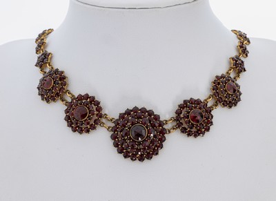 Granat-Collier, Böhmen um 1900, Tombak verg., florale Elemente, bes. mit facett. Granaten von guter Farbe, L. ca. 43 cm, Kastenschloss