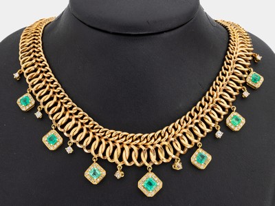 18 kt Gold Smaragd-Diamant-Collier, GG 750/000 gepr., ineinander verschlungene Glieder, 7 facett. Smaragden zus. ca. 7.0 ct, 90 Brillanten und 2 ...
