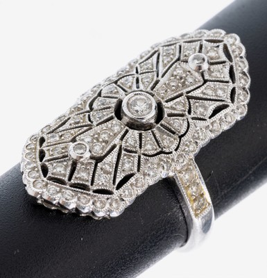 18 kt Gold Brillant-Schiffchenring, WG 750/000, im stil. Art Deco, durchbrochen gearbeiteter Ringkopf, mittiger Brillant ca. 0.05 ct Weiß/vs, ...