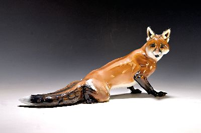 Porzellanfigur, Rosenthal, Entwurf Theodor Kärner 1934, Ausformung 40er Jahre, schleichender Fuchs, Unterglasurbemalung, restauriert, L. ca. 41 cm, ...