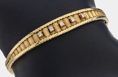 14 kt Gold Brillant-Armband, 1970er Jahre, GG 585/000, Fischgrätmuster im Verlauf, 4 Brillanten zus. ca. 0.12 ct Weiß/p, ca. 20.1 g, L. ca. 19 cm, ...