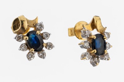 Paar 18 kt Gold Saphir-Brillant-Ohrstecker, GG/WG 750/000, 2 ovalfacett. Saphire zus. ca. 1.10 ct, 14 Brillanten zus. ca. 0.21 ct Weiß/si, ca. 4.7 g