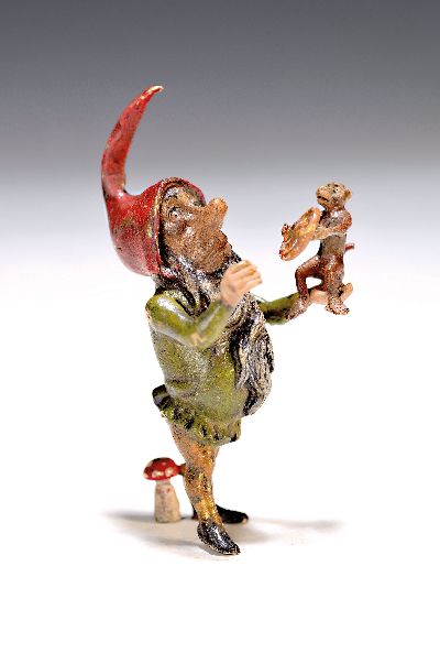 Wiener Bronze, Zwerg mit Äffchen, an der Mütze sign. Bergmann, bunt staffiert, H.ca. 7.5cm