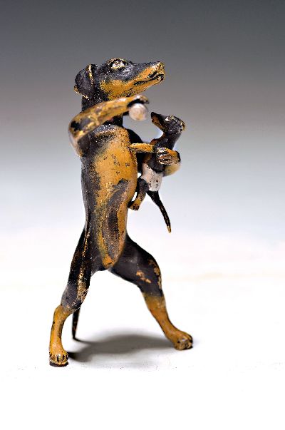 Wiener Bronze, Dackel füttert Welpen mit der Flasche, am linken Oberschenkel sign. Wasserkrug, bunt staffiert, H.ca. 7.5 cm
