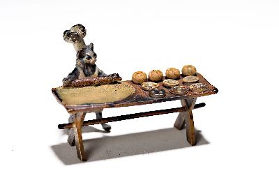 Wiener Bronze, Katze beim ausrollen des Teiges und Teiglingen am Tisch, sign. Wasserkrug, bunt staffiert, ca. 4.5x6.5 cm