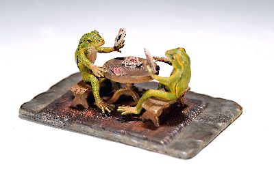 Froschpaar beim Kartenspiel, Wiener Bronze, sign. Franz Bergmann, bunt staffiert, ca. 5.5x11x7.5 cm