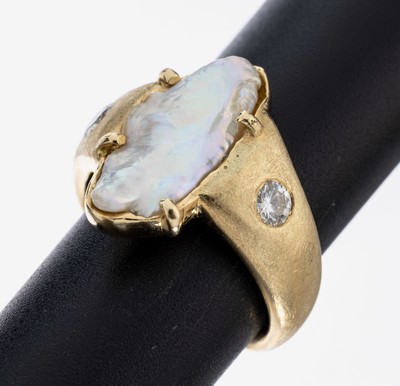 14 kit Gold Perl-Brillant-Ring, GG 585/000,mittig sogn. Drachenzahnperle, seitl. 2 Brillanten zus. ca. 0.38 ct Weiß/si, Einzelanfertigung durch ...