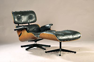 Lounge Chair mit Ottomane, Entwurf Charles und Ray Eames, orig. Henry Miller Collection, Entwurf 1956, schwarzes Leder, Sitzschalen aus Schichtholz, ...