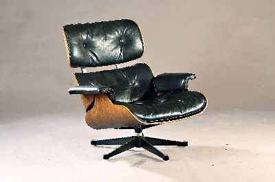 Lounge Chair, Entwurf Charles und Ray Eames, orig. Henry Miller Collection, Entwurf 1956, schwarzes Leder, Sitzschale aus Schichtholz, Aluminiumfuß ...