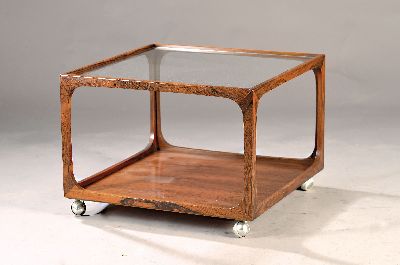 Beistelltisch/Rolltisch, Wilhelm Renz, 60/70er J., Palisander massiv, vier Rollen, Glasplatte, ca. 46 x 65 x 65 cm, EZ 2, Versand nur innerhalb der ...