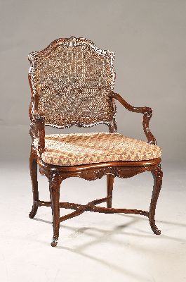Barock-Armlehnsessel, um 1750, Buche massiv, mit Muschel und Akanthus Schnitzereien, Rückengeflecht l. beschädigt, Sitzfläche erneuert, ca, 91 x ...