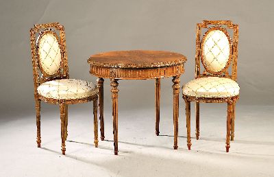 Tisch mit 2 Stühlen, Frankreich, 20.Jh., Nußbaum massiv, z.T. Furnier, auf kannelierten Beinen, Stühle gepolstert und bezogen, Tisch: D. ca. 73 ...
