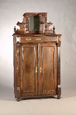 Vertiko mit Spiegelaufsatz, Gründerzeit, um 1880, Buchenfurnier z.T. massiv, zweitürig kassettiert, mit Messingbeschlägen, Inneneinteilung mit ...