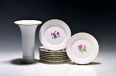 8 kleine Teller und Vase, 20. Jh., Teller Form Kurland, mittig mit Blumenmalerei, Goldrand, D. 15 cm und eine weiße Vase, Goldrand, H. ca. 19 cm