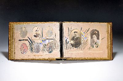 Album mit 38 Fotos, Japan, Meiji, um 1900, Einband Schwarzlack mit aufgelegtem Relief Darst. der Muse Benzaiten in Bein und Perlmutt, innen ...