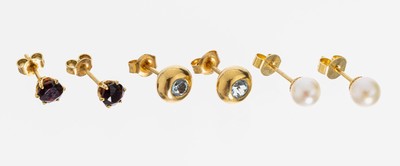 Konvolut 3 Paar Ohrstecker, 1 x GG 585/000,mit Akoyazuchtperlen, 1 x GG 333/1000 mit runden Blautopasen (beh.), und 1 x GG 333/000 mit facett. ...