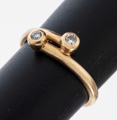 14 kt Gold Brillant-Ring, GG 585/000, Schiene gegenläufig gearbeitet, 2 Brillanten zus. ca. 0.06 ct Weiß/si, RW 55, ca. 2.8 g