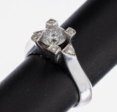 18 kt Gold Brillant-Ring, WG 750/000, mittiger Brillant ca. 1.0 ct Weiß/p2, umgeben von 6 Brillanten zus. ca. 0.16 ct Weiß/p, RW 54, ca. 9.1 g