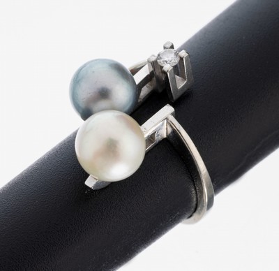 14 kt Gold Perl-Brillant-Ring, WG 585/000, silbergraue und weiße Zuchtperle, D. ca. 7 mm,1 Brillant ca. 0.03 ct Weiß/si, RW 52, ca. 4.8g