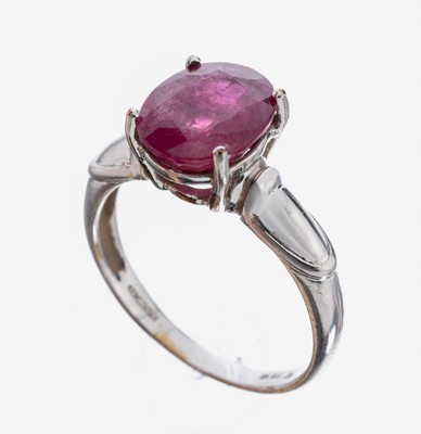 9 kt Gold Rubin-Ring, WG 375/000, hoch aufgebauter Ringkopf, ovalfacett. Rubin (beh.)ca. 3.0 ct, RW 54, ca. 3.6 g