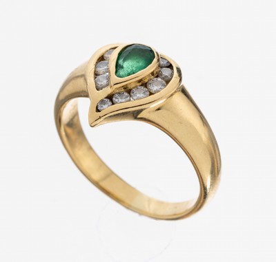 18 kt Gold Smaragd-Brillant-Ring, GG 750/000, herzf. Ringkopf, mittig facett. Smaragd ca. 0.80 ct, umgeben von 10 Brillantenzus. ca. 0.22 ct ...