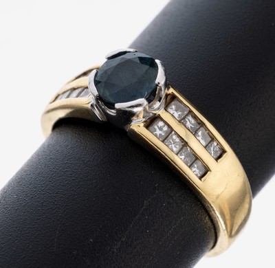 18 kt Gold Saphir-Diamant-Ring, GG/WG 750/000, rundfacett. in WG gefasster Saphir ca. 0.50 ct, Ringschultern mit 16 Diamant- Carrees zus. ca. 0.32 ...