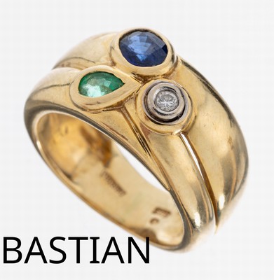 14 kt Gold Saphir-Smaragd-Brillant-Ring, GG/WG 585/000, mittig facett. Smaragd-Tropfen ca. 0.10 ct, ovalfacett. Saphir ca. 0.30 ct, 1in WG gefasster ...