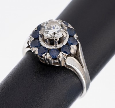 14 kt Gold Brillant-Saphir-Ring, WG 585/000gepr., mittig Brillant ca. 0.75 ct Weiß/si, umgeben von 10 rundfacett. Saphiren zus. ca. 0.50 ct, RW 55, ...