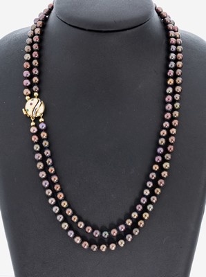 Perl-Collier mit 14 kt Gold Schmuckschließe, GG/WG 585/000, 2-rhg. anthrazitfarb. Süßwasserzuchtperlen, D. ca. 6 mm, Schließe mit kl. ...