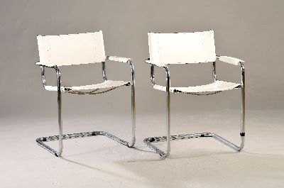 Zwei Freischwinger Stühle, Entw. Mart Stam 1925, Modell 34, mit Stahlrohrrahmen verchromt, Sitzfläche und Rückenlehne aus weißem Leder, ...