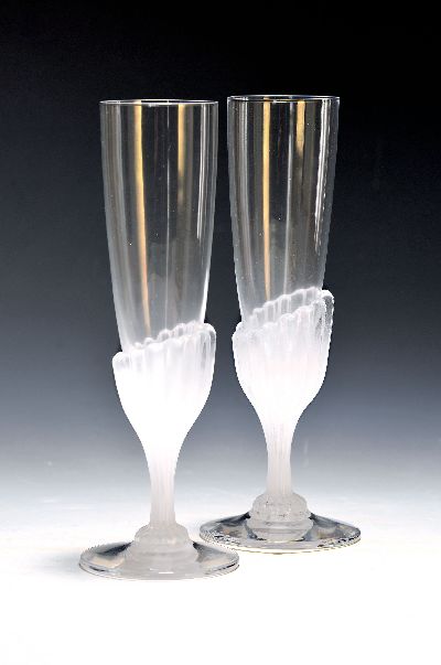 Paar Sektkelche/Sektflöten, Daum Nancy, farbloses Glas, Fuß mit weißen Einschmelzungen/Glaspaste, am Fuß signiert, H. ca. 21 cm