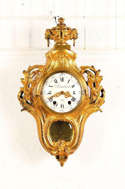 Kartelluhr, Frankreich um 1870, verziertes Bronzegehäuse mit alter Feuervergoldung, partiell berieben, Bekrönung Vase mit Löwenmaskeronen, ...