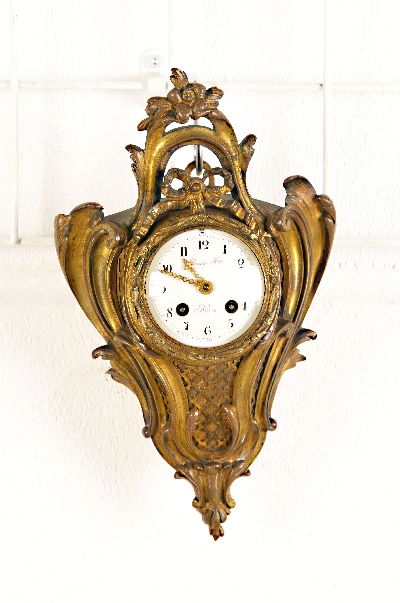 Kleine Kartelluhr, Frankreich, Mitte 19. Jh. verziertes Bronzegehäuse im Rokokostil, alte Vergoldung berieben, verzierter Glasdeckel, fein ...