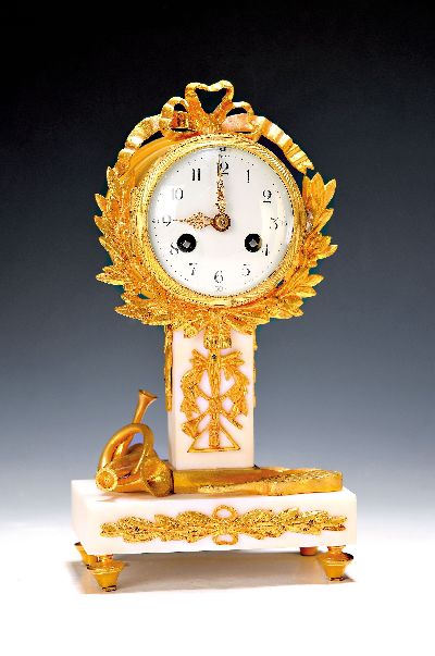Kleine Pendule, Frankreich um 1860, weisser Marmor, auf Sockel Musikinstrumente ( 1 fehlt), Uhr auf Säule stehend, Glasdeckel vo. und hi., ...