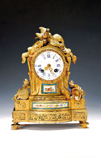 Pendule, Frankreich um 1880/1900, verziertes Bronzegehäuse mit Porzellaneinsätzen, Bekrönung zweier sich kosende Tauben, Uhr flankiert von ...