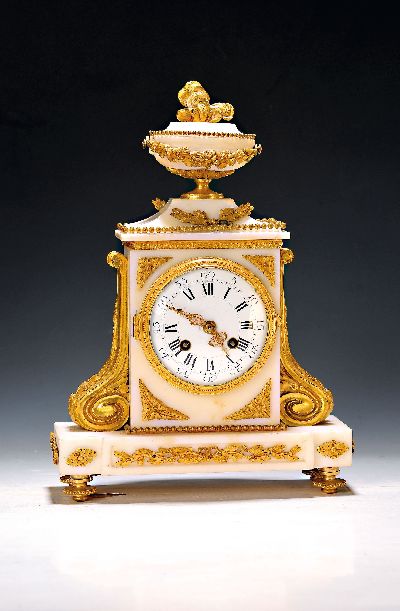 Pendule, Frankreich um 1900, weißer Marmor, Uhr flankiert von Blattvoluten, mehrfacher Perlleistendekor, Glasdeckel vo. und hi., Emailzifferblatt ...