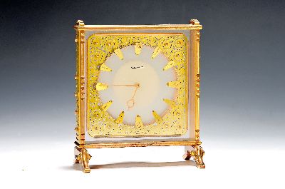 Tischuhr Jaeger-LeCoultre, 60er Jahre, Messinggehäuse, vorne Glasabdeckung hinten Milchglas, verzierte Messinglünette, Messingkartuschen (Ziffer 9 ...